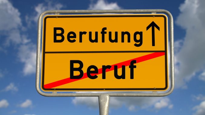 aus_beruf_wird_berufung Deutsches Ortsschild unten steht Beruf durchgestrichen, oben steht Berufung und ein Pfeil