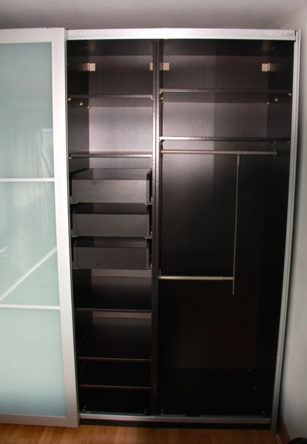 Ein leerer Kleiderschrank