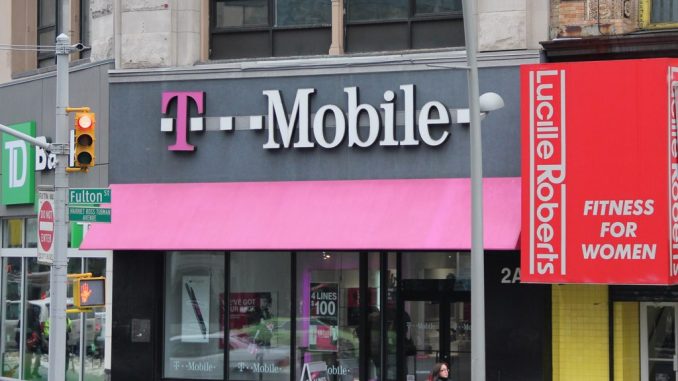 Ein Laden mit einer magentafarbenen Plane und dem Schriftzug T-Mobile