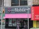 Ein Laden mit einer magentafarbenen Plane und dem Schriftzug T-Mobile