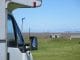 Ein Wohnmobil mit Blick auf eine Bank und dahinter die Nordsee bei Ebbe