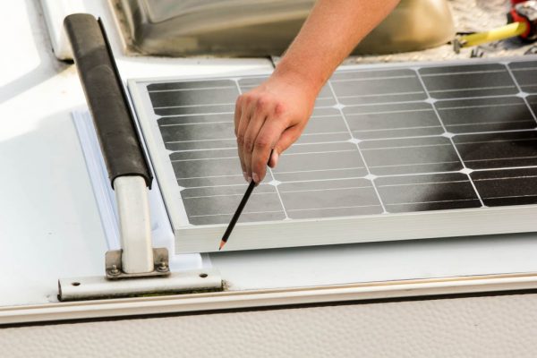 Solarmodul und Solarspoiler anzeichnen auf dem Dach