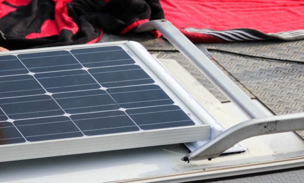 Solarmodul vorsichtig aufkleben