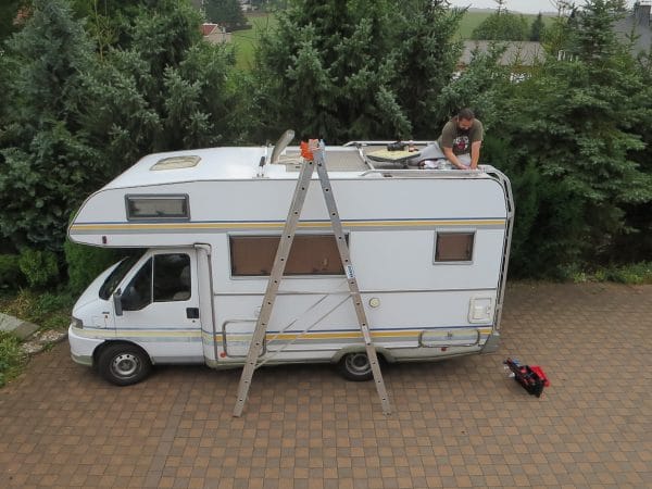 Wohnmobil von oben fotografiert mit Leiter davor