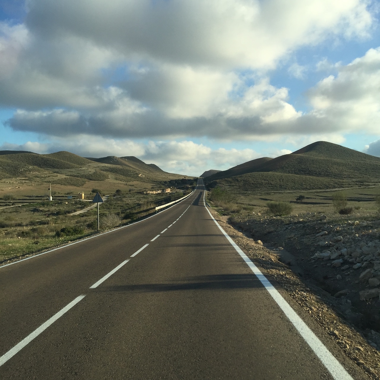 Eine Straße führt gerade durch Berge hindurch