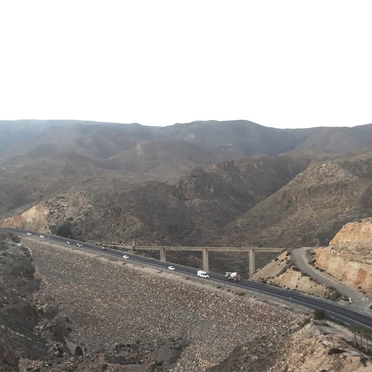 Eine Straße und eine Brücke in einer Schlucht
