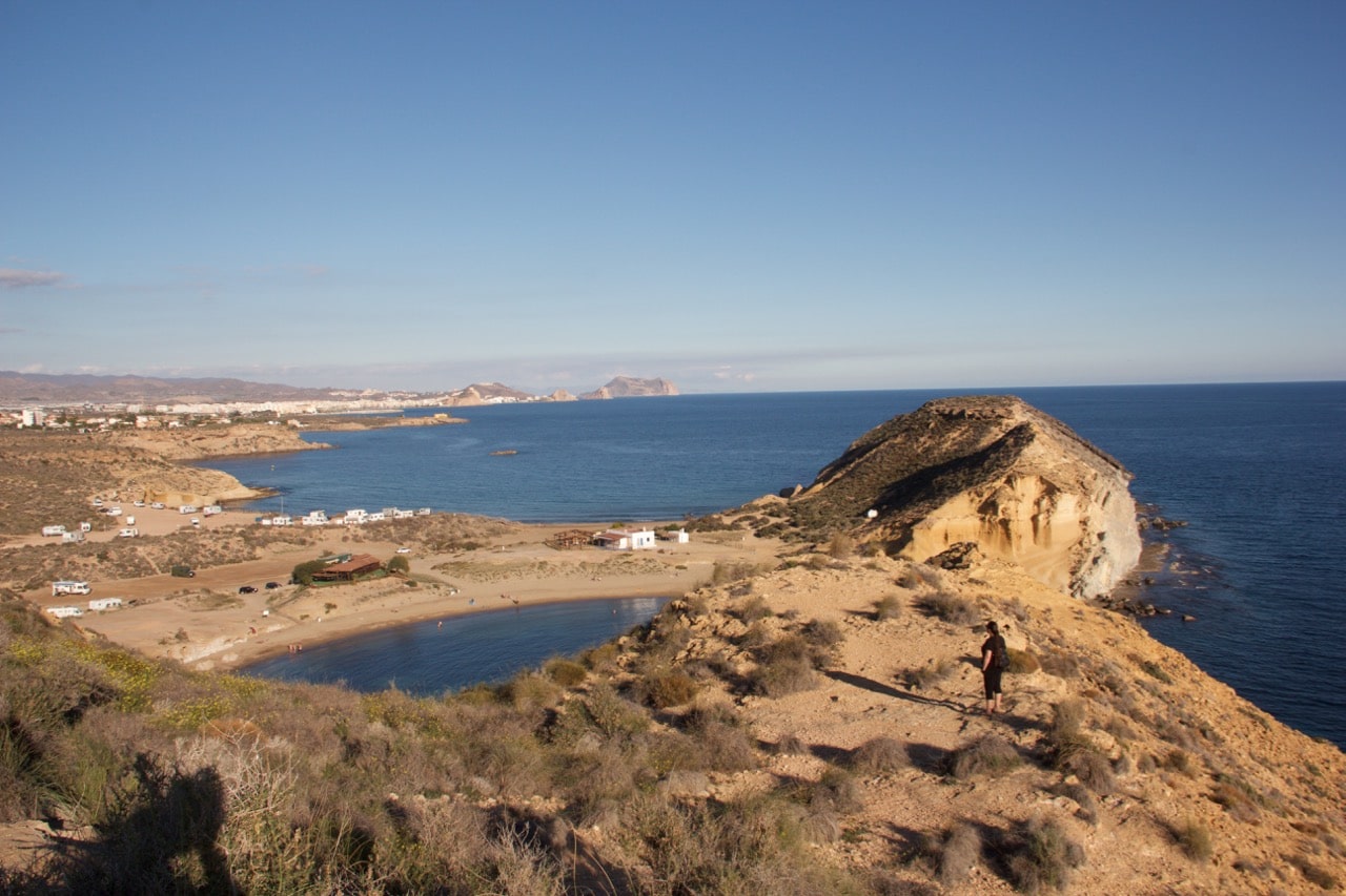 Blick über die Cala Cerrada, die Playa de La Carolina auf Aguilas im Hintergrund