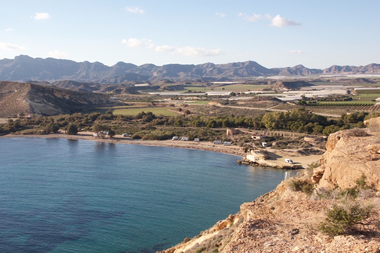 Blick auf die nächste Bucht "Las Palmeras" und weitere frei stehende Wohnmobile.