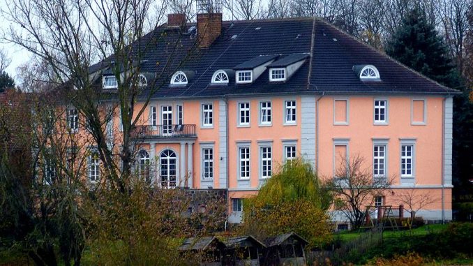 Ein Herrenhaus in einer herbstlichen Landschaft