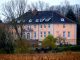 Ein Herrenhaus in einer herbstlichen Landschaft