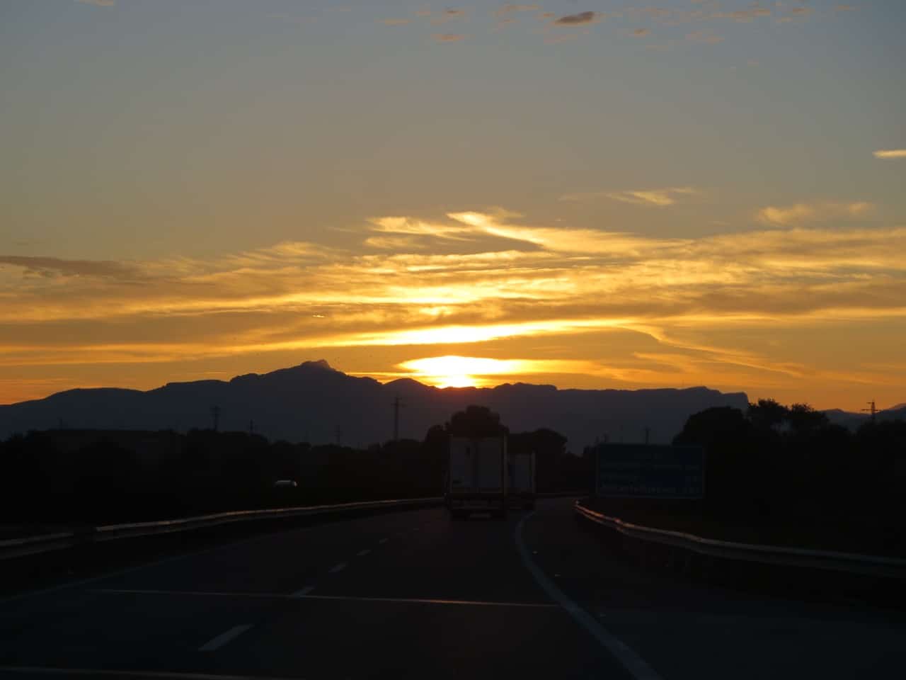 Sonnenuntergang hinter einem Berg