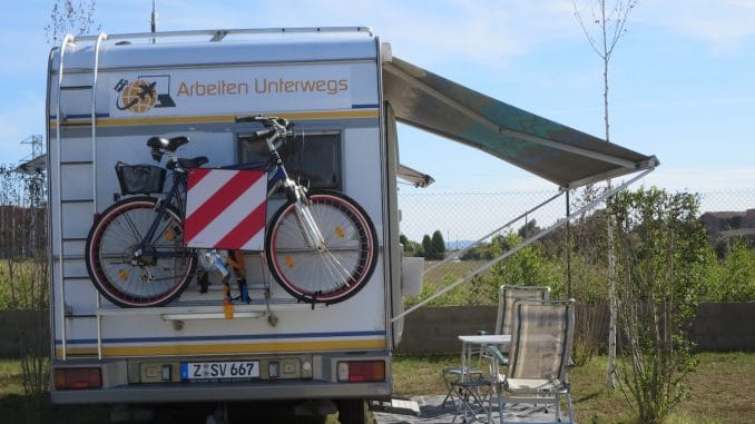 Wohnmobil mit ausgefahrener Markise