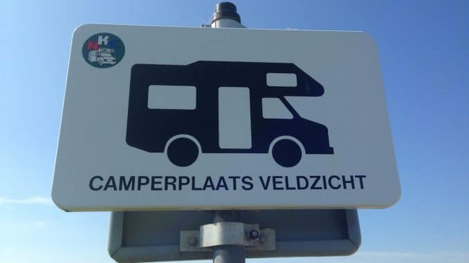 stellplatz-veldzicht Ein Schild mit einem Wohnmobil und dem Text "Camperplaats Veldzicht"