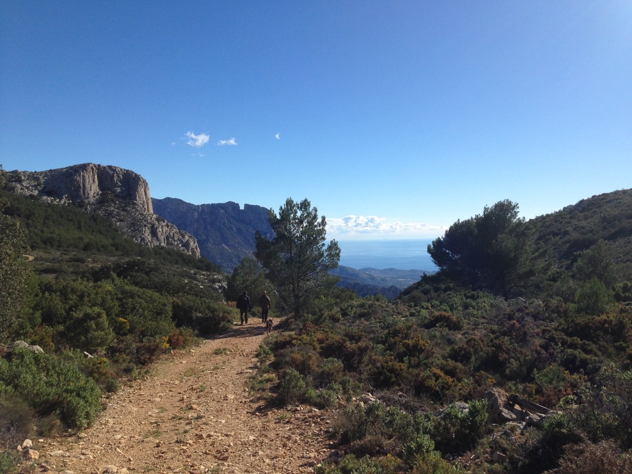 Sandweg und Berge im Hintergrund das Meer