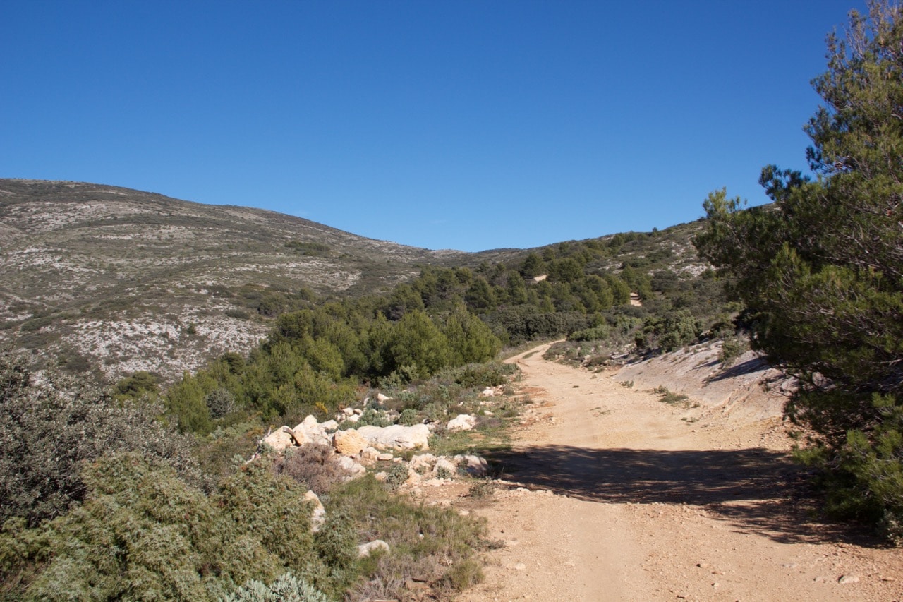 Eine sandige Straße in den Bergen
