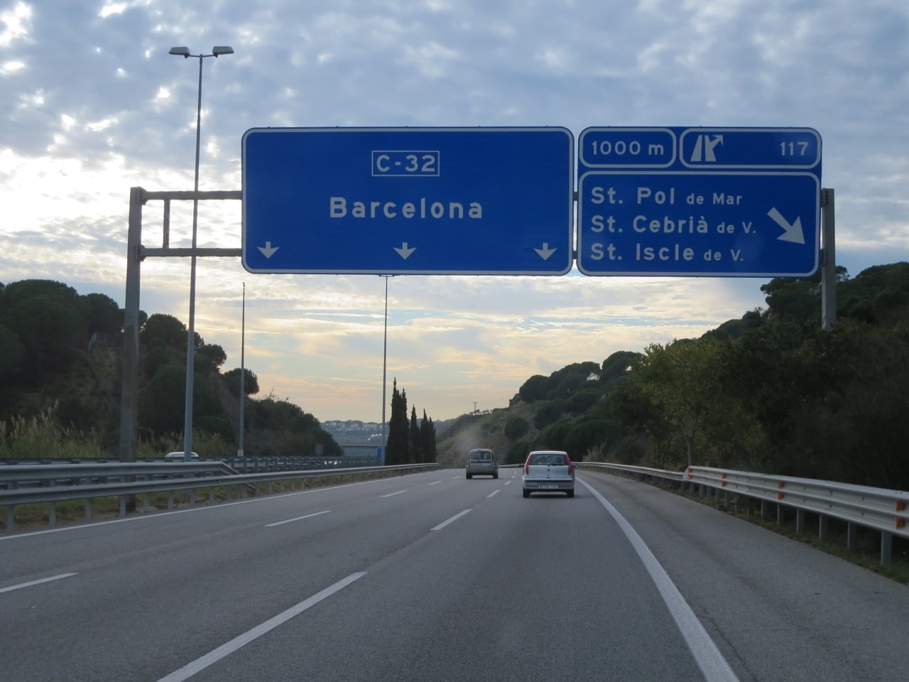 Ein Autobahnschild Richtung Barcelona