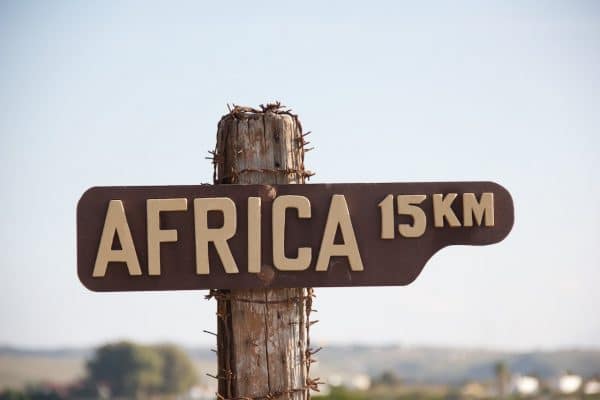 Schild mit der Aufschrift 15km Africa