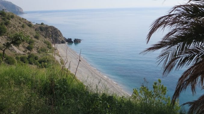 Blick auf einen Strand und blaues Meer