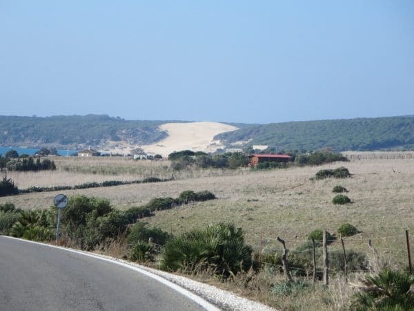 Die Sanddüne von Bolonia von einer Straße aus gesehen