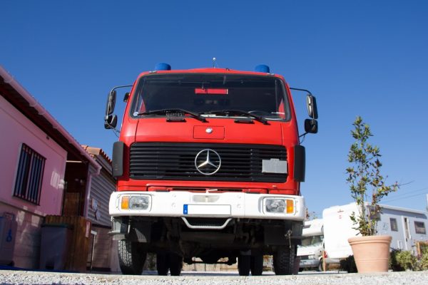 Ein Feuerwehrauto auf einem Stellplatz