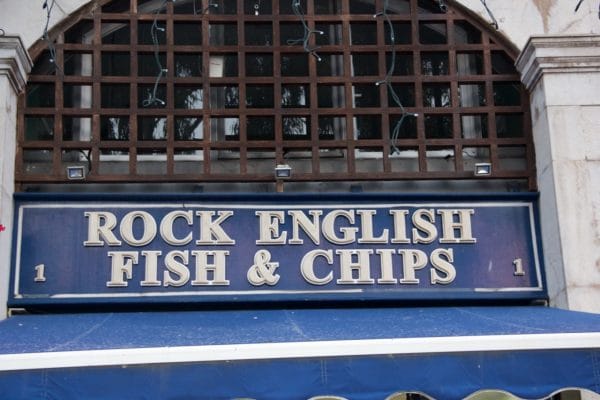 Schild von einem Restaurant mit Fish & Chips