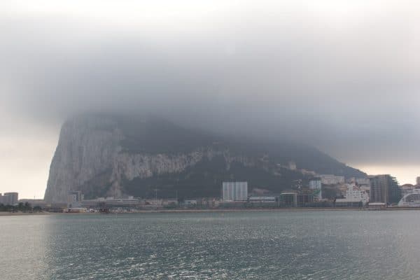 Der Felsen von Gibraltar mit Wolken