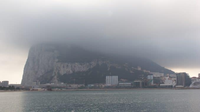 Der Felsen von Gibraltar mit Wolken