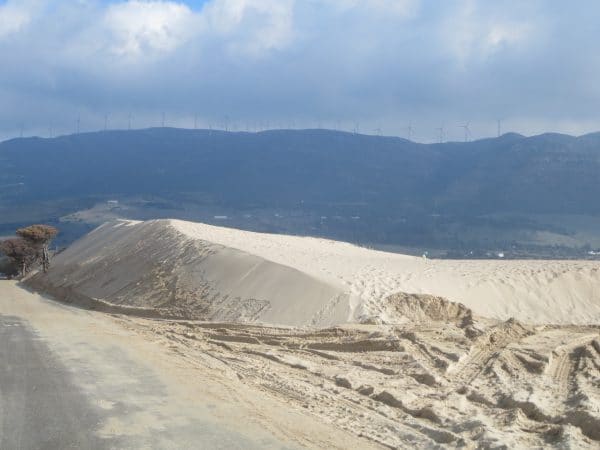 Eine Sanddüne im Hintergrund Berge