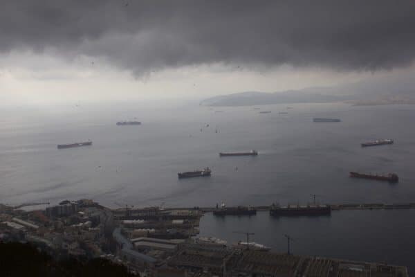 Blick vom Felsen von Gibraltar auf den Hafen von Gibraltar.