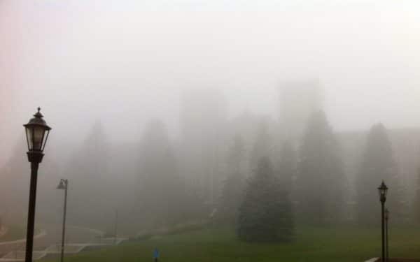 Ein Gebäude versinkt im Nebel