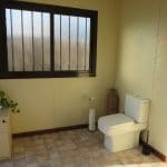 Ein Fenster und davor eine Toilette