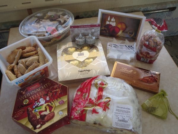 Kekse, Stollen und Süßigkeiten auf einem Tisch