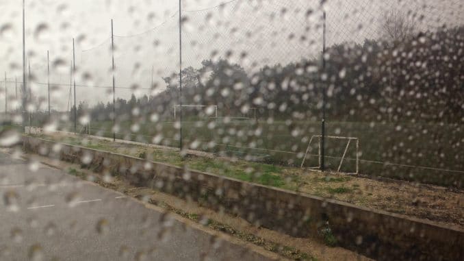 Regen Blick auf Regentropfen an einem Fenster