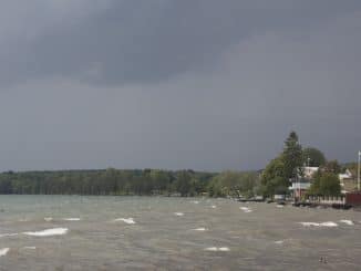 sturmgepeitschter See mit dunklen Wolken im Hintergrund