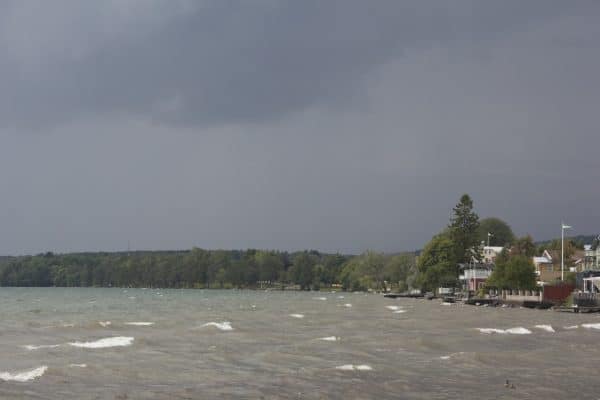 sturmgepeitschter See mit dunklen Wolken im Hintergrund