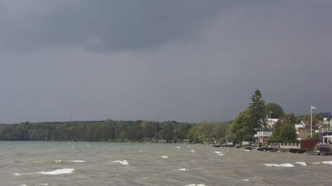 sturmgepeitschter See mit dunklen Wolken im Hintergrund