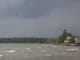 sturmgepeitschter See mit dunklen Wolken im Hintergrund