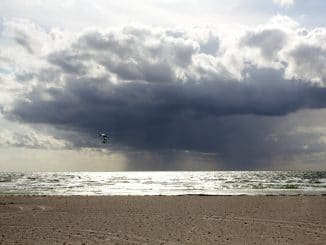 Ein wolkenverhangener Himmel am Meer