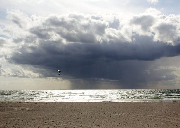 Ein wolkenverhangener Himmel am Meer