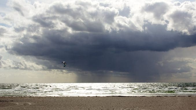 Ein wolkenverhangener Himmel am Meer