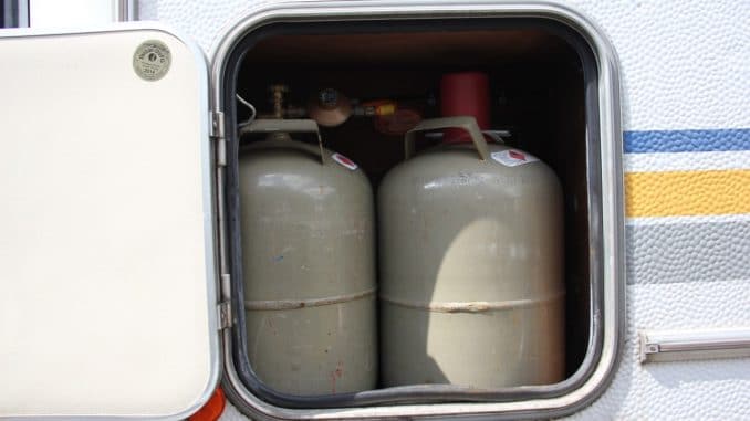 gasflaschen-fach Zwei graue 10,5kg Gasflaschen in einem Gasfach am Wohnmobil