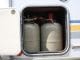 Zwei graue 10,5kg Gasflaschen in einem Gasfach am Wohnmobil