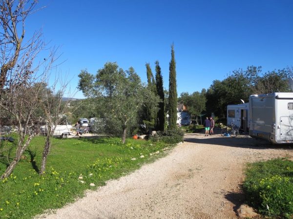 Die Zufahrt zum Stellplatz im Garten der Motorhome Friends