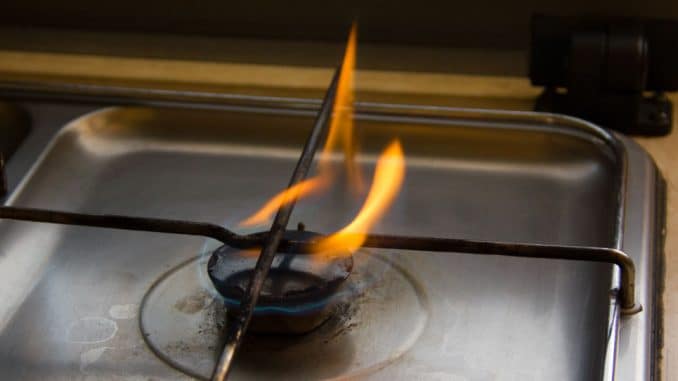 So sah es aus: der Gasherd im Wohnmobil rußt und die Flamme brennt gelb. So sah es aus: der Gasherd im Wohnmobil rußt und die Flamme brennt gelb.