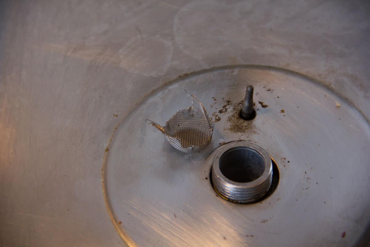 Dieses Metallnetz war in der Gaszuführung. Es war unten komplett verstaubt.