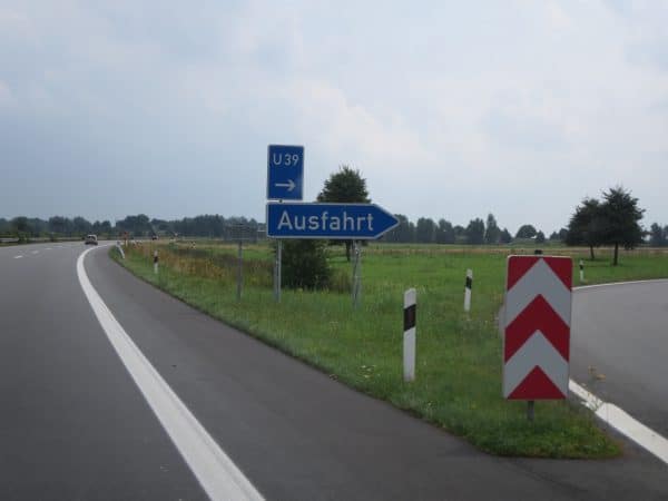 Eine Autobahnausfahrt mit dem Schild "ausfahrt"