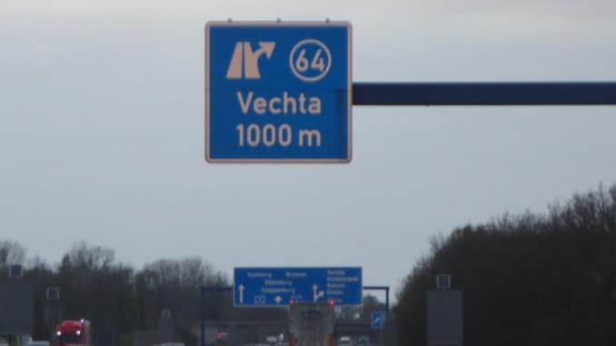 Ein Autobahnschild der Ausfahrt Nummer 64 "Vechta"