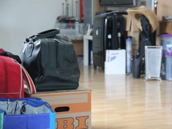 Koffer und Kisten in einer Wohnung
