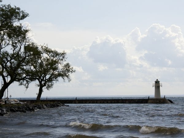 Ein Leuchtturm auf einem See