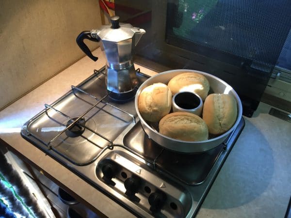 Frisch aufgebackene Brötchen und frischen Espresso gibts oft zum Frühstück.